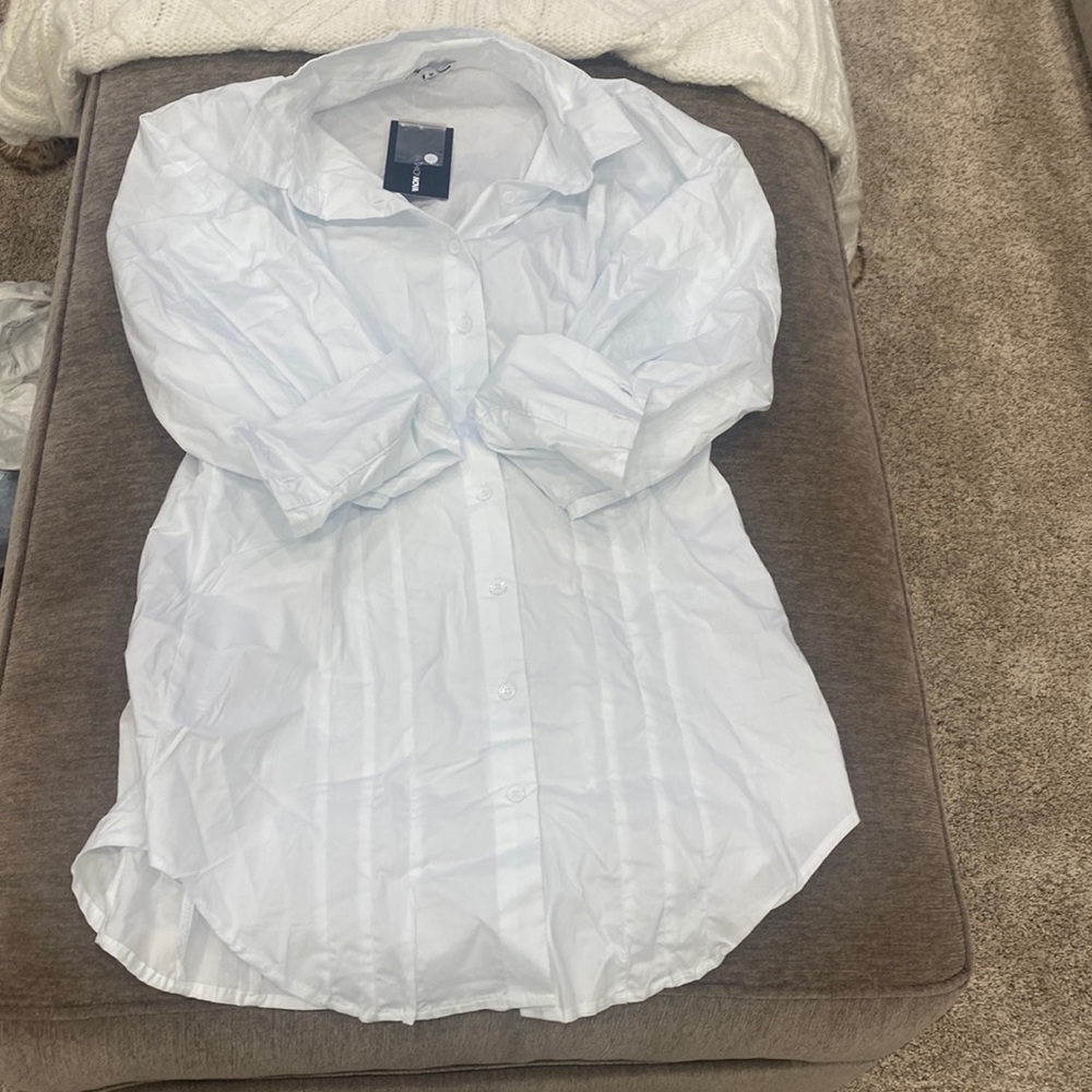 I am selling this white fashion nova dress size M